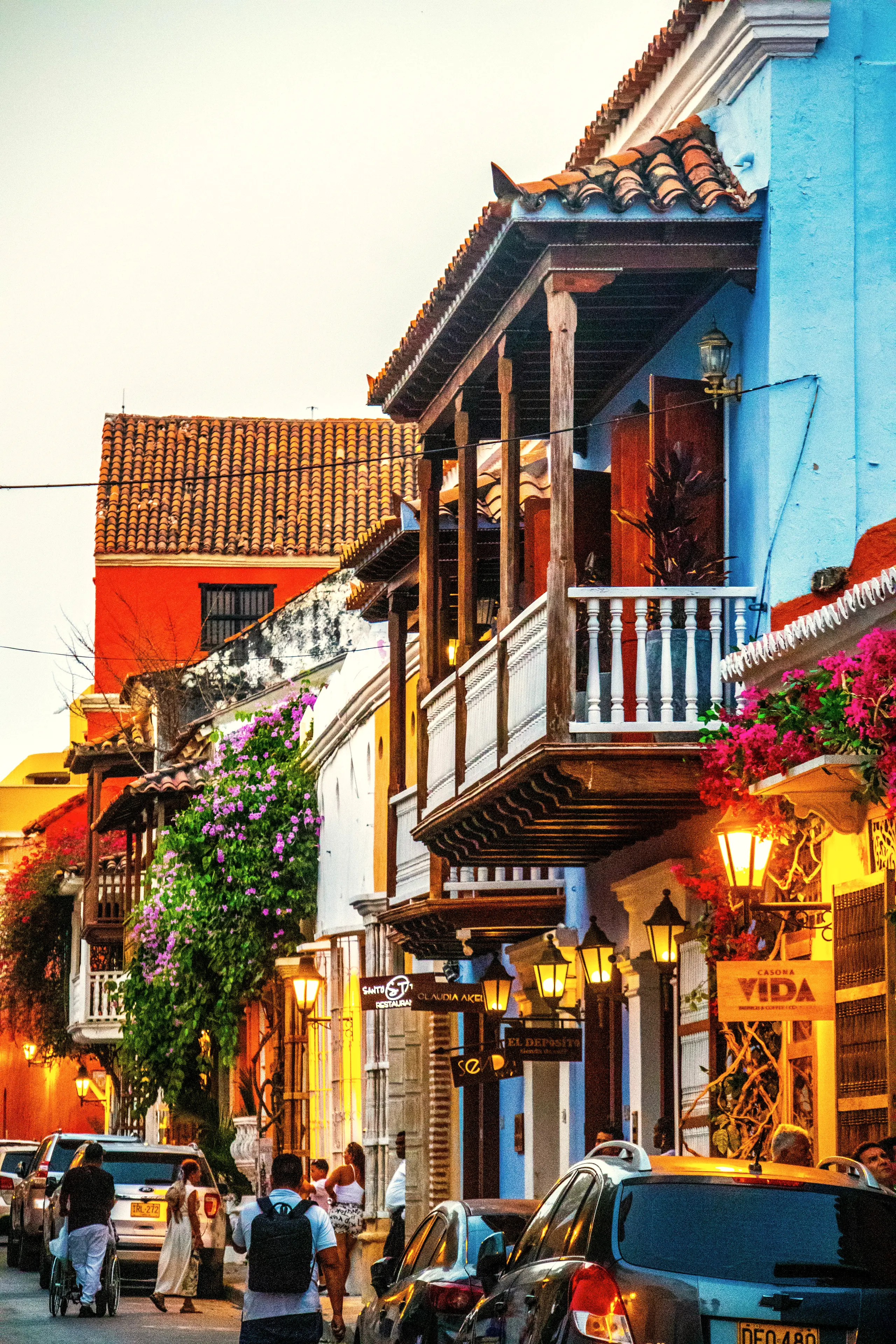 Calle de casas coloniales de colores con balcones de madera y flores