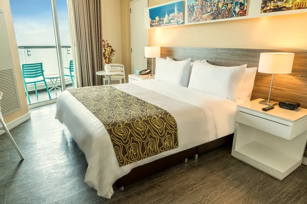 Habitación con cama king y balcón con vista al mar