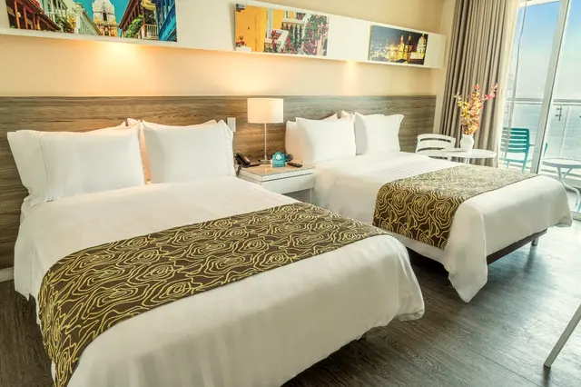 Habitación con dos camas y balcón al mar