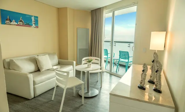 Suite con sala y balcón con vista al mar